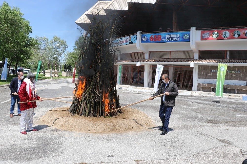 Koronavirüs, bin 400 yıllık ateşin yanmasına mani olamadı 