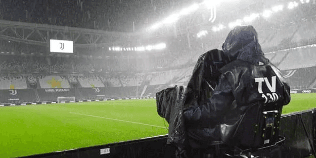 Koronavirüs dev maça engel oldu