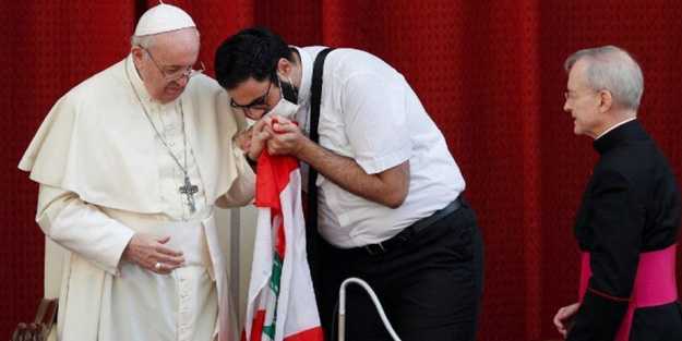 Koronavirüs salgınını sallamadılar! Papa'dan el öptürme ayini