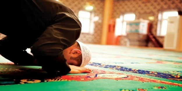 Koronavirüs sonrası Müslümanlar camide toplu halde namaz kıldı