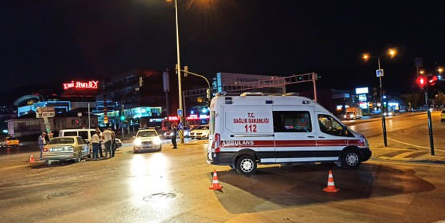Koronavirüs şüphelisi bebek ve annesini taşıyan ambulans kaza geçirdi