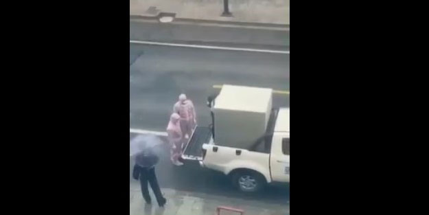 Koronavirüs şüphelisi kadın yaka paça konteynera hapsedildi