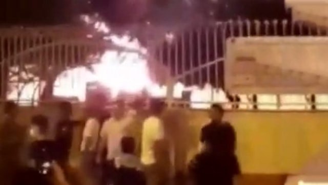 İran'da halk sağlık ocağını ateşe verdi