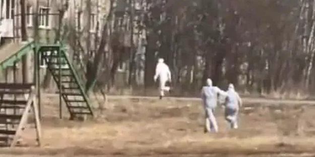 Koronavirüs testi pozitif çıkan koşucu kaçtı, sağlıkçılar kovaladı