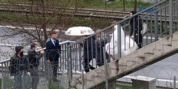 Yasak nedeniyle gelini üst geçitten aldı