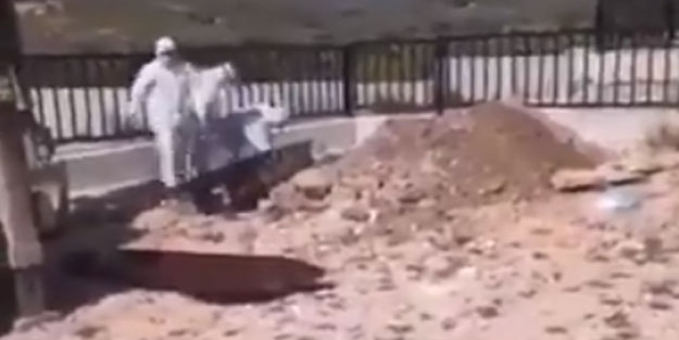Koronavirüsten ölenler özel kıyafetli kişiler tarafından defnediliyor!