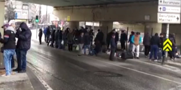 Koronavirüse aldırış etmediler! Köprü altında endişelendiren görüntüler