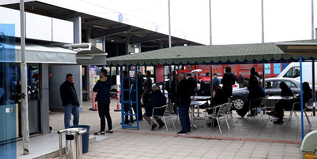Koronavirüse karşı 'evde kal' çağrıları yapılırken Adanalılar bakın nereye akın etti