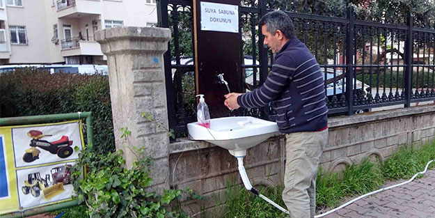 Koronavirüse karşı sokak ortasına lavabo koydular