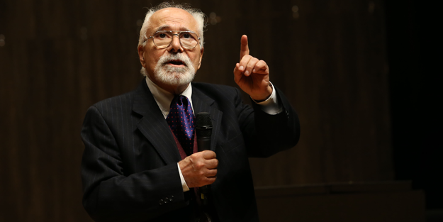 Koronavirüse yakalanan Emre Kongar hastaneye kaldırıldı