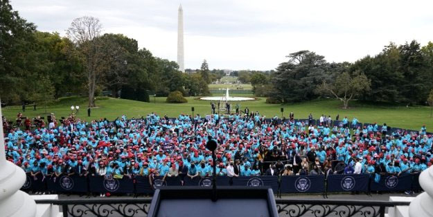 Koronavirüse yakalanan Trump destekçileri ile bir araya geldi