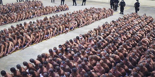 Koronavirüsle sarsılan dünya bu kez bu görüntülerle sarsıldı! Bir külotla bırakıp kucak kucağa oturttular