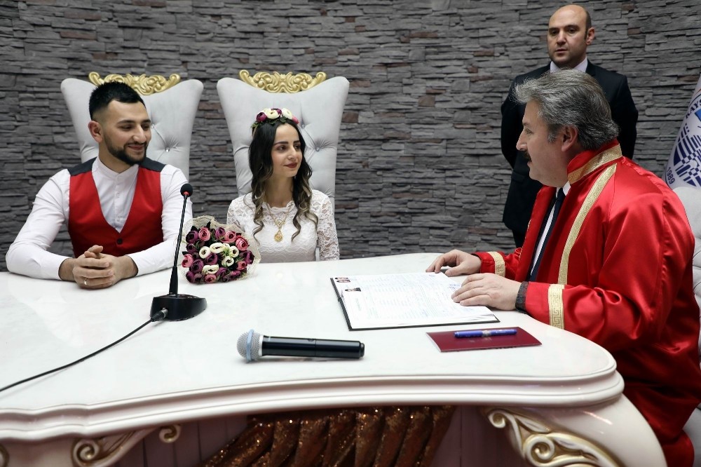 Koronavirüsten dolayı nikahlar ertelendi 