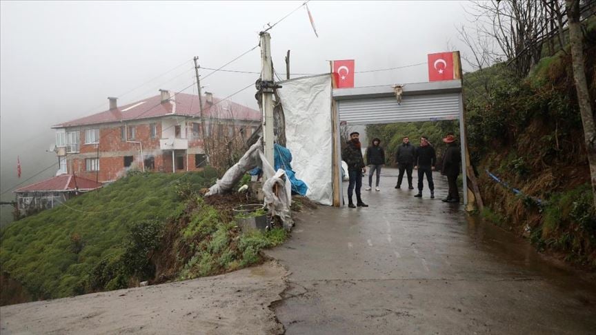 Koronavirüsten korunmak için mahalle yolunu kepenkle kapatarak önlem aldılar