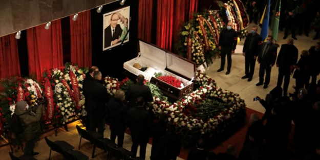 Koronadan ölen belediye başkanının cenazesine 110 bin kişi katıldı