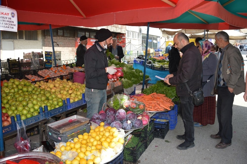 Koronavirüsü gölgesinde pazar alışverişi yaptılar 