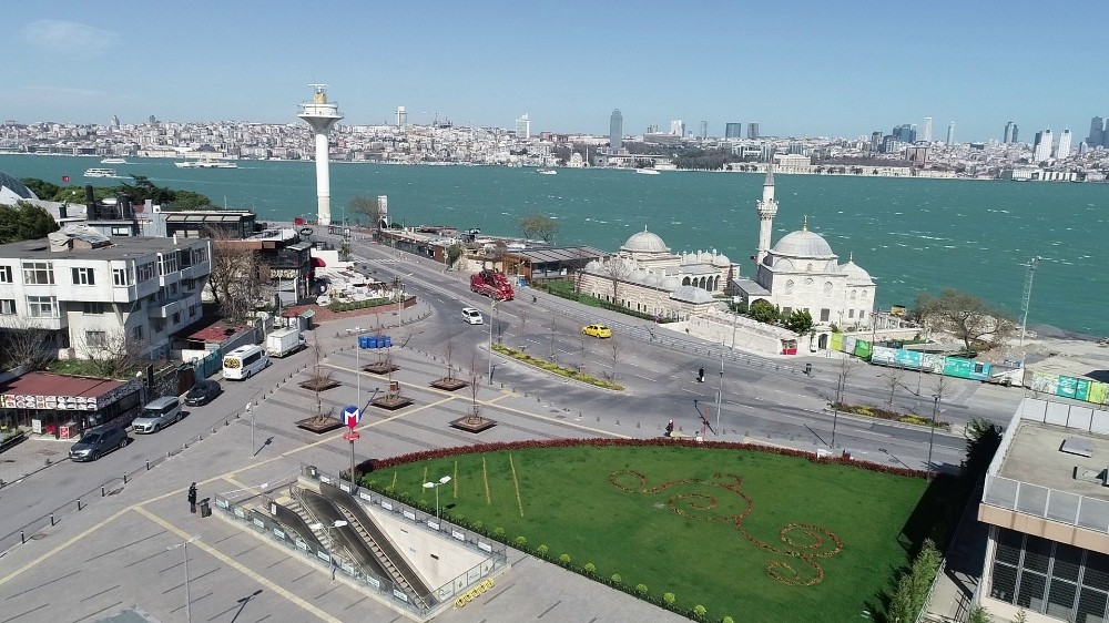 Koronavirüsü nedeniyle sessizliğe bürünen Üsküdar Meydanı havadan görüntülendi 