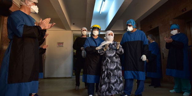 Koronavirüsü yenen 90 yaşındaki Alye teyze alkışlarla uğurlandı