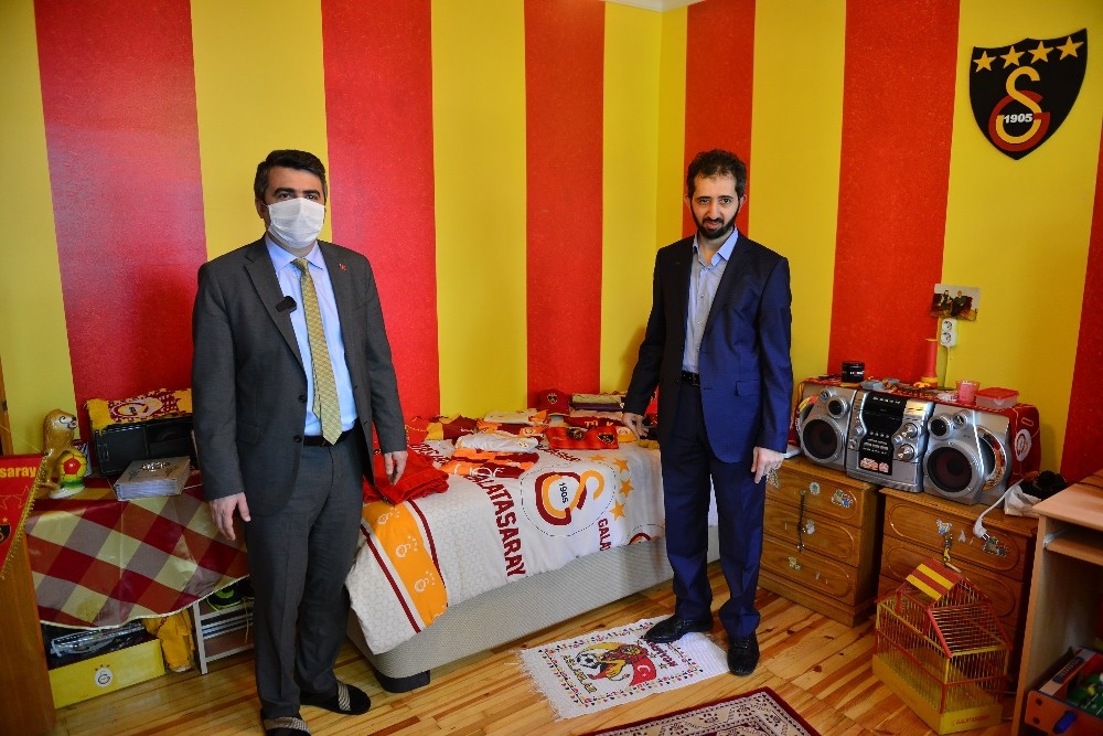 Koronaya takılan engelli ressam sergisini evde açtı 