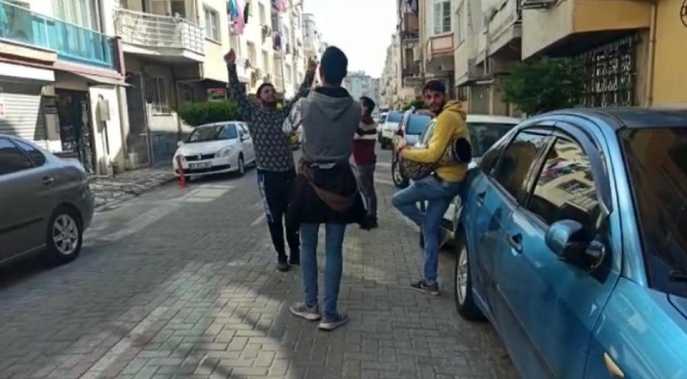 Koronayı hiçe sayıp darbuka çalarak para toplayan gençleri polis affetmedi 