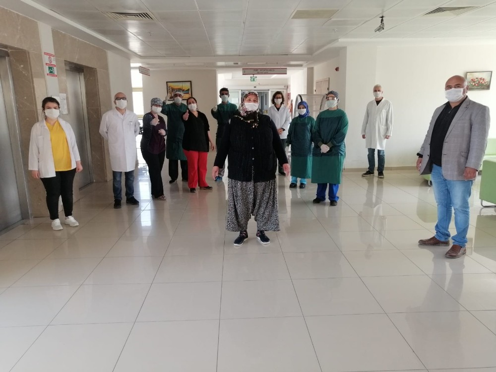 Koronayı yendiler, alkışlarla taburcu edildiler 