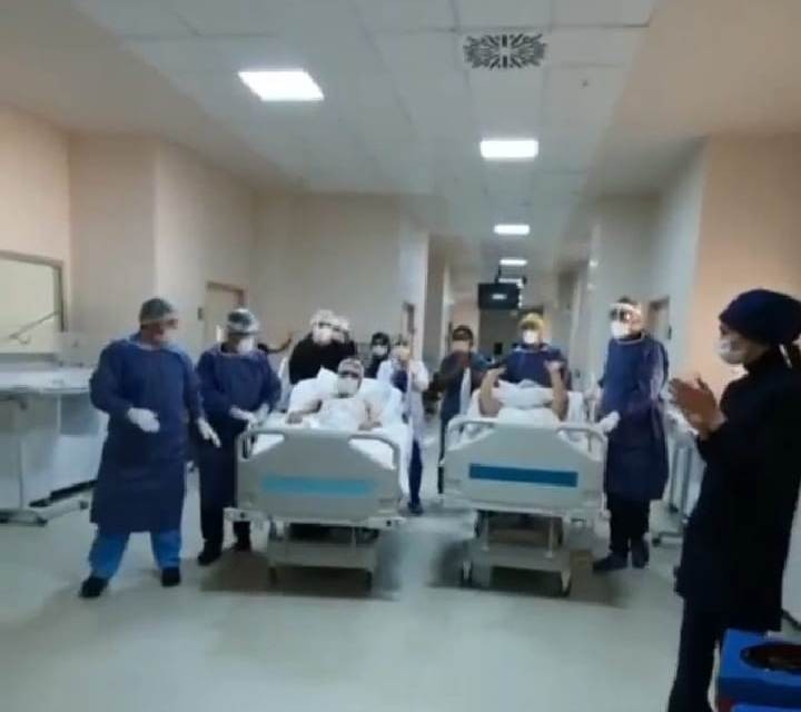 Koronayı yendiler alkışlarla taburcu edildiler 