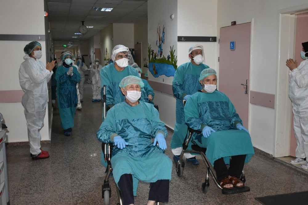 Koronayı yenen 3 hasta alkışlarla taburcu edildi 