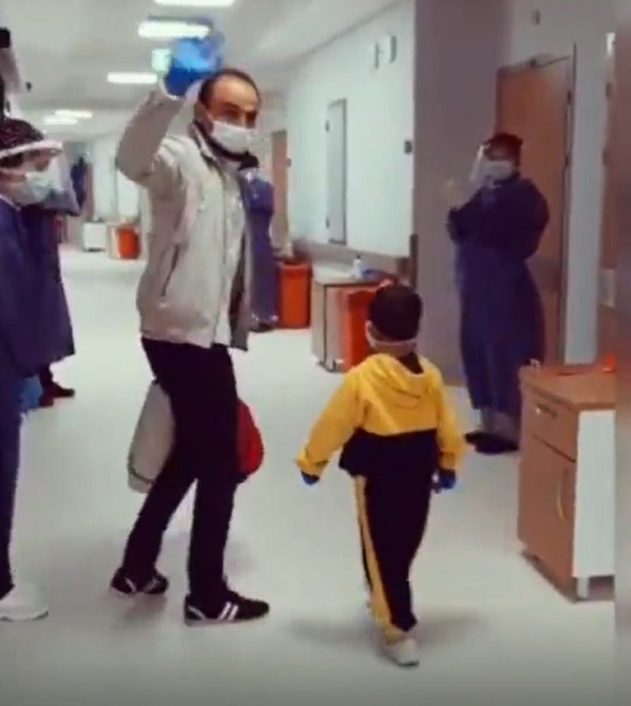Koronayı yenen baba ve 5 yaşındaki oğlu taburcu edildi 