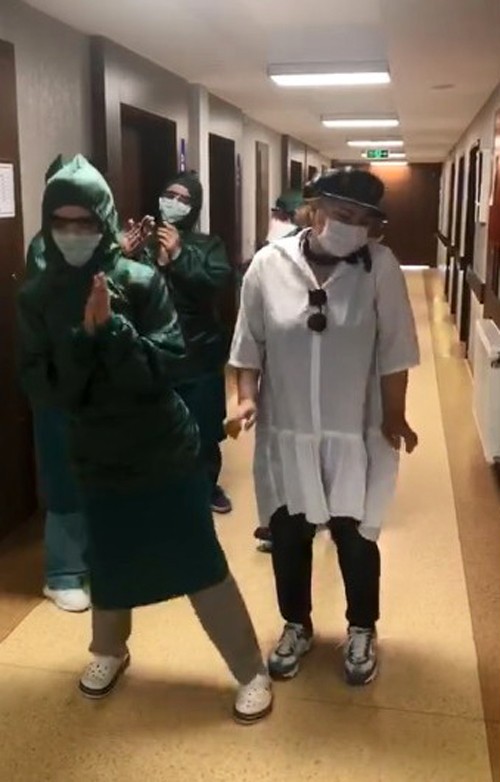 Koronayı yenen hemşire penguen dansı ile taburcu oldu 
