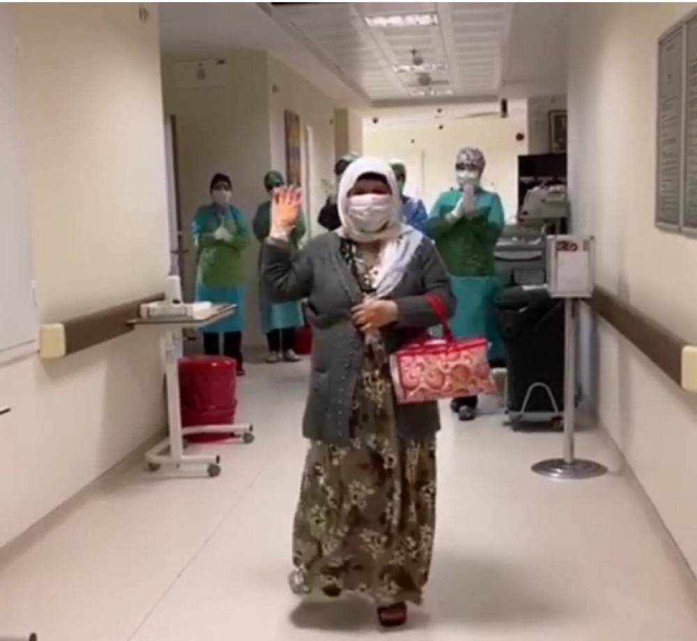 Koronayı yenen kadını alkışlarla uğurladılar 