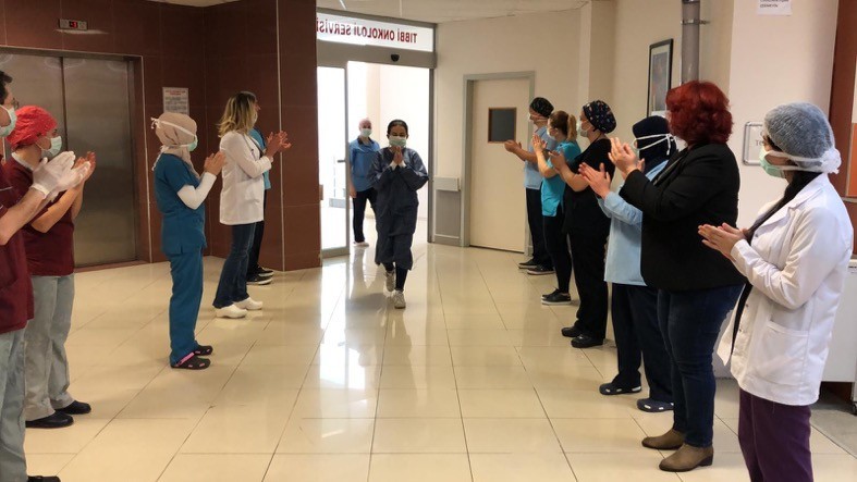 Koronayı yenen sağlık çalışanları yine vatandaşlar için hizmete koştu 
