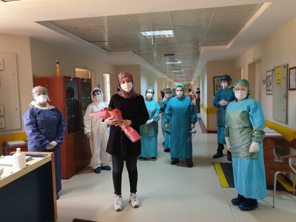 Koronayı yenen Şifanur hemşire alkışlarla taburcu oldu 