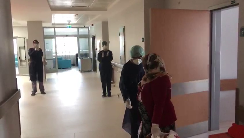 Koronayı yenen yaşlı kadın sağlık çalışanlarının alkışlarıyla uğurlandı 