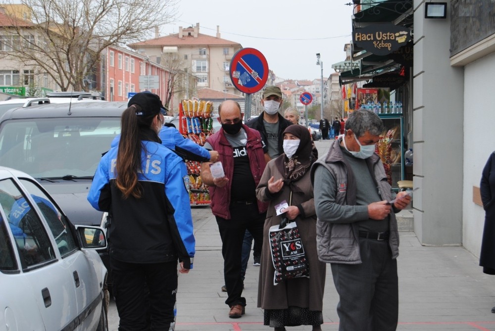 Koronovirüs fırsatçılarına karşı polis halkı broşürle bilinçlendirdi 