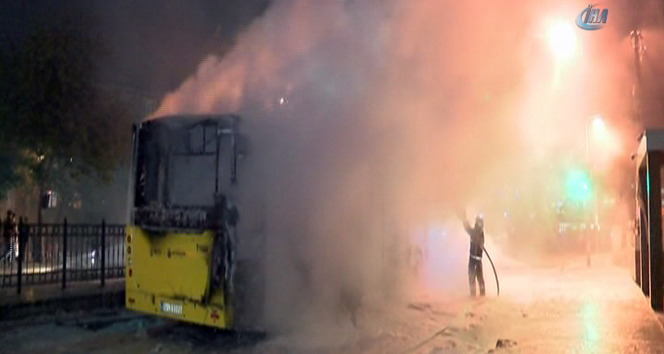 Korsan gösteri yapan grup İETT otobüsünü ateşe verdi