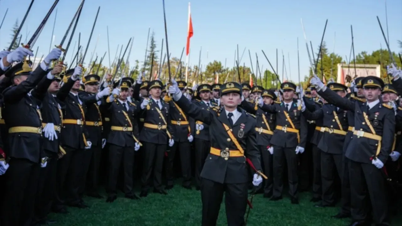 Korsan yeminle şov yapan teğmenlerden haber var!