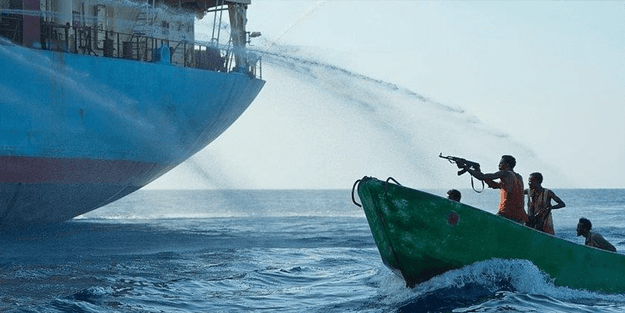 Korsanlar 5 denizciyi kaçırdı