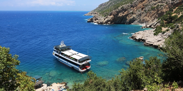 Korsanların saklandığı koy turistlerin ilgi odağı oldu