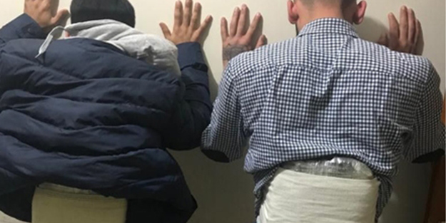 Korseyle vücutlarına uyuşturucu saran şahıslar enselendi