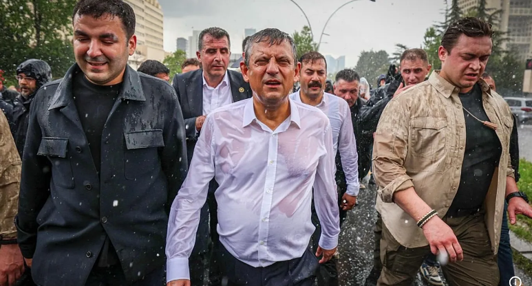Korumalar kupkuru Özgür Özel ıpıslak! CHP'de yürüyüşe damga vuran kare