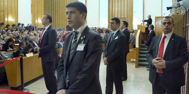 Korumaları Kılıçdaroğlu'nu CHP'lilerden korudu!