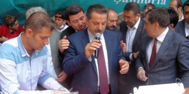 Koruması uyardı Bakan konuşmayı yarıda kesti