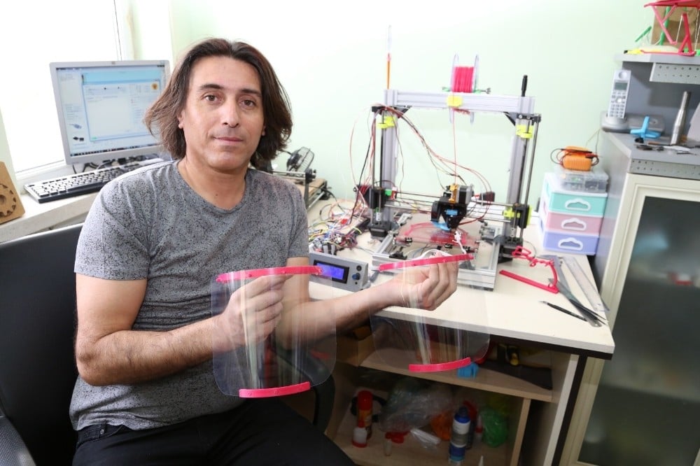 Koruyucu yüz siperliği üretiliyor 