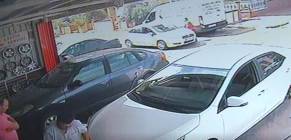 Koşarak yola çıkan lise öğrencisi otomobilin altında kaldı 