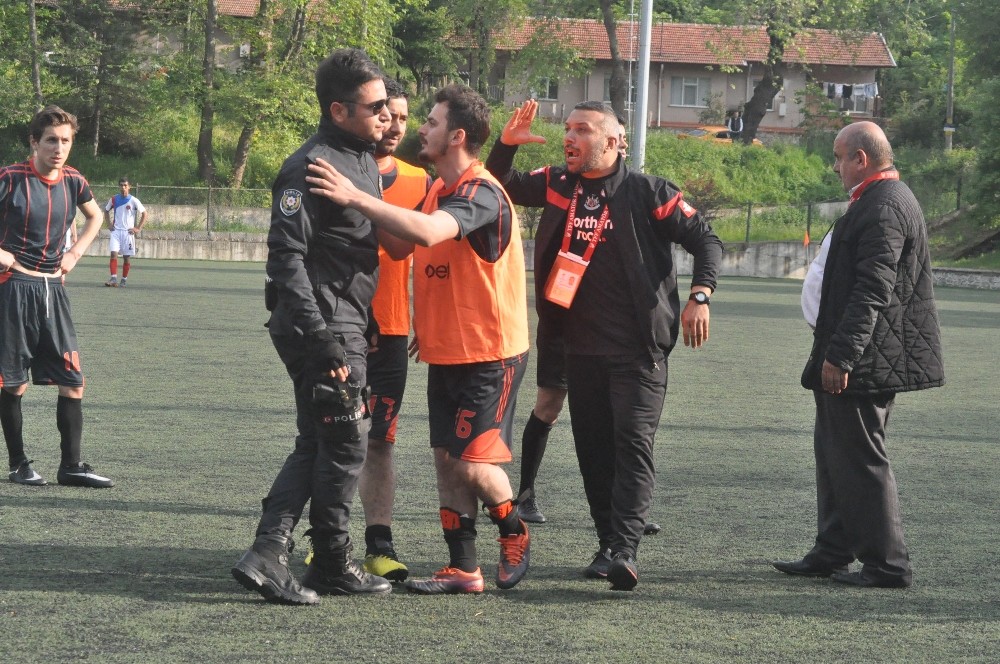 Köşe bayrağı nedeniyle maçta ortalık karıştı 