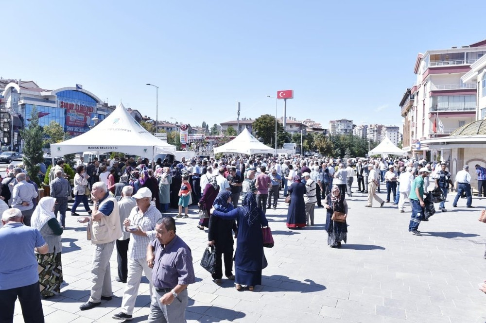 Köse’den aşure ikramı 