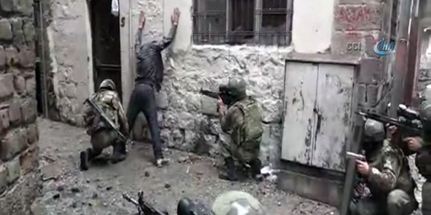 Köşeye sıkışan teröristler böyle teslim oldu