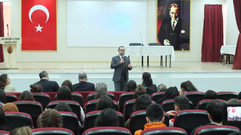 KOSGEB İl Müdürü Tarık Yılmaz’dan meslek lisesi öğrencilerine konferans 