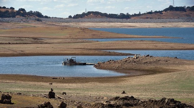 Koskoca göl bir gecede kurudu - FOTO