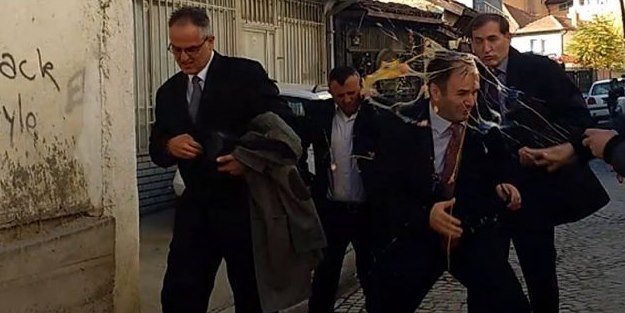 Adalet Bakanı'nın kafasına yumurta attılar